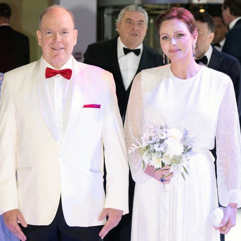 Fürst Albert und Fürstin Charlène ganz in weiß auf der Gala des Roten Kreuzes in Monaco