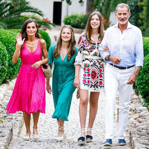 König Felipe und Familie laufen durch die Alfabia Gärten in Bunyola (Foto: picture-alliance / Reportdienste, Picture Alliance)