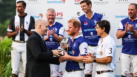 Prinz Harry bekommt bei einem Polo-Turnier in Singapur ein Trophäe überreicht. (Foto: picture-alliance / Reportdienste, dpa/AP | Danial Hakim)
