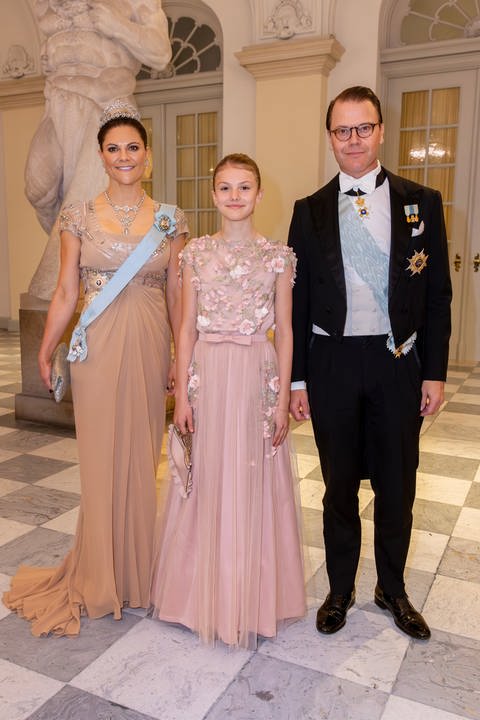 Die schwedische Prinzessin Victoria, ihre Tochter Prinzessin Estelle und ihr Mann Prinz Daniel (v.l.n.r.) posieren glanzvoll auf Schloss Christiansborg im dänischen Kopenhagen. Königin Margrethe II. hatte anlässlich des 18. Geburtstags ihres Enkels Prinz Christian von Dänemark zu einem Gala-Dinner geladen.