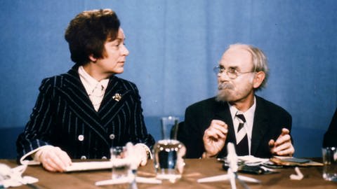 Komiker Loriot und seine Sprüche und Sketche: Erika Rumsfeld (l) und Loriot als Opa Hoppenstedt sitzen in einem Sketch an einem Tisch und schauen sich an. (Foto: dpa Bildfunk, Picture Alliance)