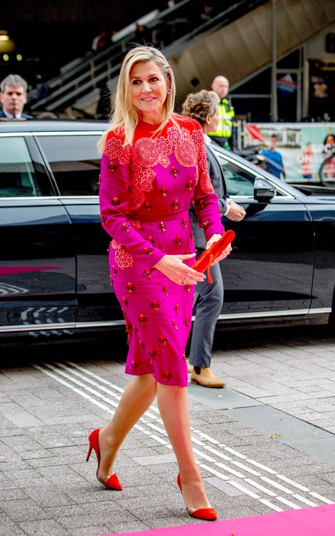 Ankunft der niederländischen Königin Máxima im Theater Zuidplein in Rotterdam zur Verleihung des Kulturfondpreises 2023 in einem pinken Kleid mit roten Schulterspitzen.