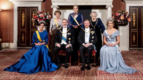 König Willem-Alexander, Königin Máxima, Kronprinzessin Amalia und die Prinzessinnen Beatrix und Margriet während des offiziellen Fotos vor dem Staatsbankett mit König Felipe und Königin Letizia im Königspalast. Das spanische Königspaar ist zu einem zweitägigen Staatsbesuch in den Niederlanden.