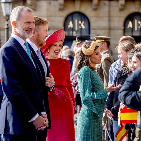 Royales Treffen in Amsterdam: Königin Letizia und König Felipe von Spanien nehmen bei ihrem Besuch von König Willem-Alexander und Königin Máxima in den Niederlanden ein Bad in der Menge.  (Foto: picture-alliance / Reportdienste, picture alliance / Royal Press Europe | Albert Nieboer)