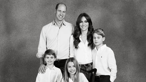 Schwarz-weiß Bild Eltern mit zwei Söhnen und einer Tochter stehen zusammen - Prinz William, Prinzessin Kate und Prinz George stehen hinten, Prinzessin Charlotte sitzt auf einer kleinen Bank davor und Prinz Louis steht links daneben (Foto: dpa Bildfunk, Picture Alliance)