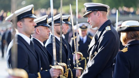 William spricht mit Soldaten in Formation: Der Prince of Wales, besucht he Lord High Admirals Divisions at the Britannia Royal Naval College in Dartmouth. (Foto: IMAGO, IMAGO / i Images)