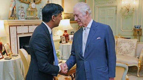 König Charles III. (rechts) und der britische Premierminister Rishi Sunak schütteln sich während ihres Treffens am Mittwoch im Buckingham Palace in London die Hände.