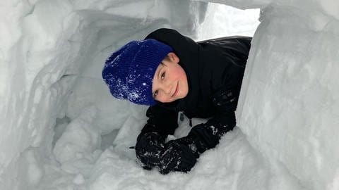 Prinz Oscar von Schweden im Schnee.
