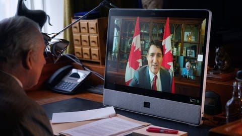 Der Britische König Charles III. spricht im Buckingham Palace per Videocall mit Kanadas Premieminister Justin Trudeau.