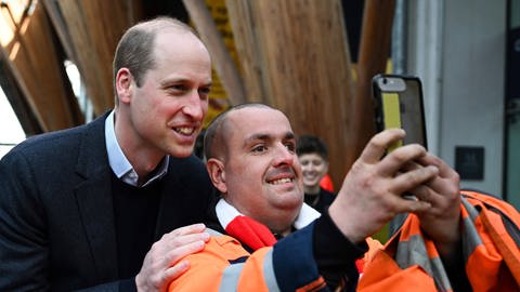 Ein Mann nutzt den royalen Besuch in Sheffield in Nordengland, um ein Selfie mit Prinz William zu machen. (Foto: IMAGO, IMAGO / i Images)