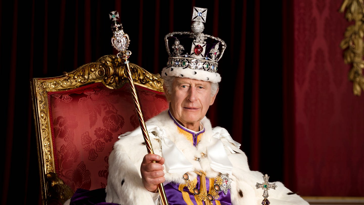 König Charles III. auf seinem Thron. (Foto: picture-alliance / Reportdienste,  ASSOCIATED PRESS | Hugo Burnand)