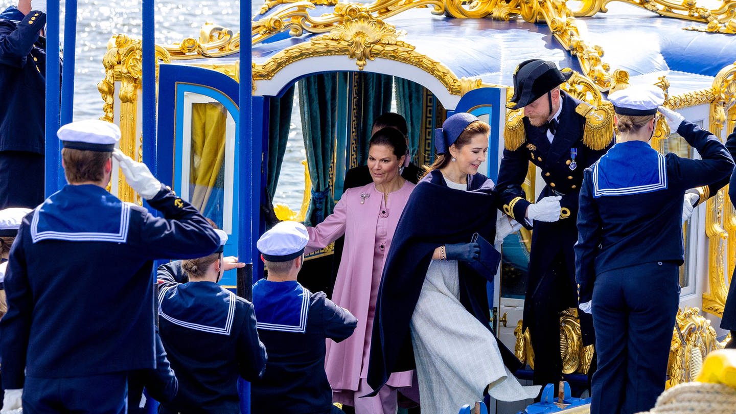 Das dänische Königspaar zu Besuch in Schweden. Königin Mary steigt aus der königlichen Barkasse. (Foto: IMAGO, PPE)