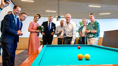 König Willem-Alexander und Königin Maxima stehen an einem Billard-Tisch: Das niederländische Königspaar besucht das Hogeland in der Provinz Groningen.