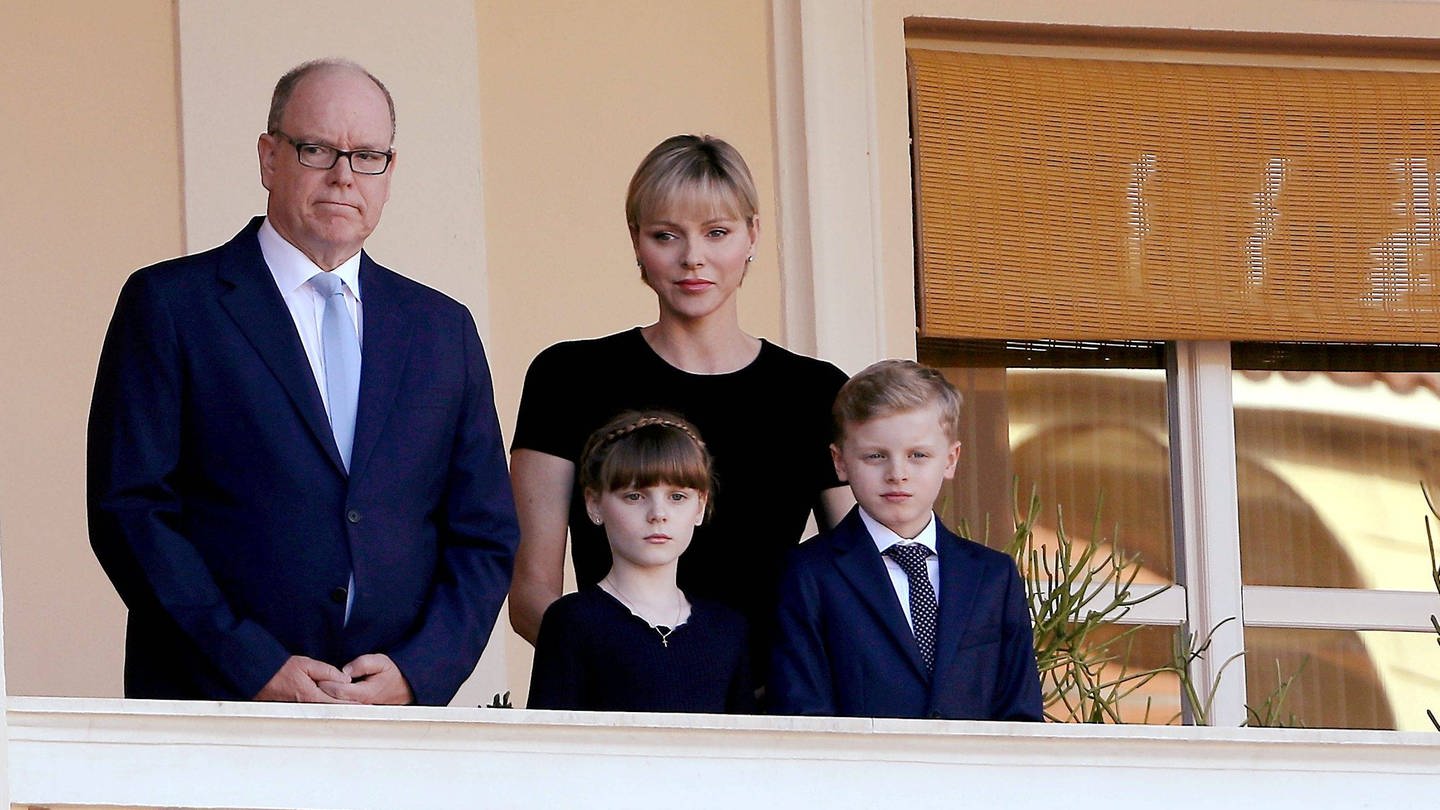 Fürst Albert, Fürstin Charlène und ihre Kinder auf dem Balkon des Palastes. (Foto: IMAGO, IMAGO / MAXPPP)