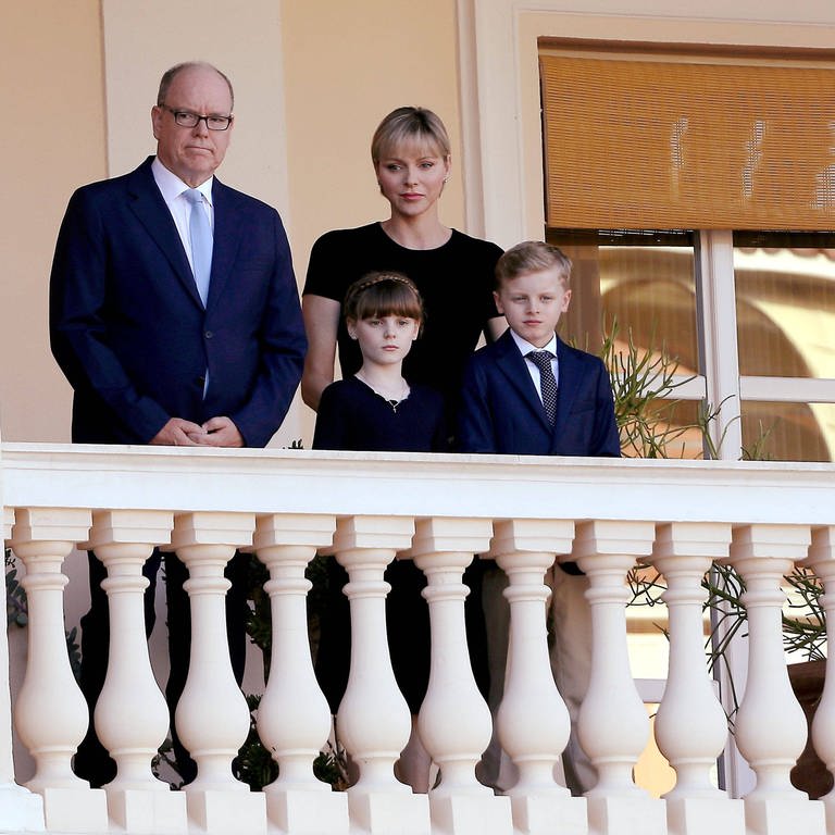 Fürst Albert, Fürstin Charlène und ihre Kinder auf dem Balkon des Palastes.