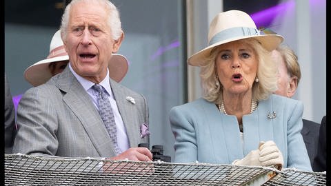 König Charles III. und Königin Camilla beim Pferderennen