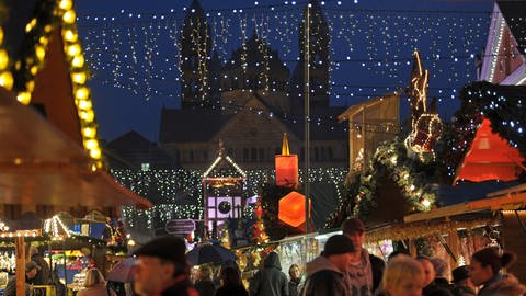 Besucher laufen vor der Kulisse des Kaiserdoms über den Weihnachtsmarkt in Speyer (Foto: dpa Bildfunk, Picture Alliance)