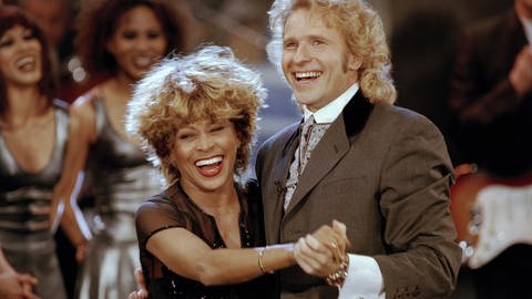 Thomas Gottschalk moderiert die letzte Sendung "Wetten, dass..?". Thomas Gottschalk tanzt mit Tina Turner. (Foto: picture-alliance / Reportdienste, picture alliance/KEYSTONE | STR)
