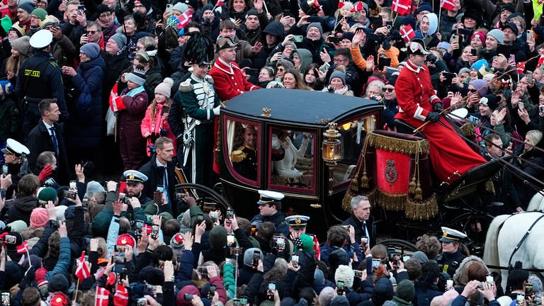 Königin Margrethe II. dankt ab, Frederik X. ist neue König von Dänemark. Das neue Königspaar fährt mit einer Kutsche durch die feiernde Menschenmenge.