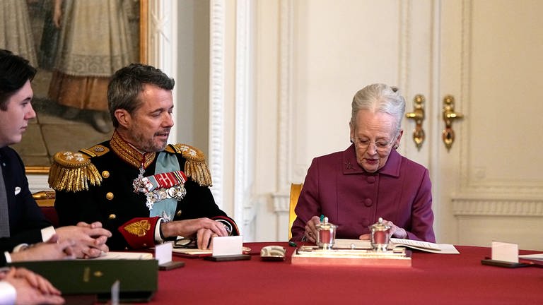 Königin Margrethe II. dankt ab, Frederik X. ist neue König von Dänemark. Königin Margrethe unterzeichnet ihre Abdankung. (Foto: picture-alliance / Reportdienste, picture alliance/dpa/Ritzau Scanpix Foto/AP | Mads Claus Rasmussen)