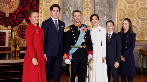 Das erste offizielle Familienfoto der dänischen Königsfamilie nach der Krönung von König Frederik X.