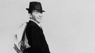 Frank Sinatra trägt Hut und sein Jackett über der Schulter.  (Foto: picture-alliance / Reportdienste, Globe-ZUMA | g49)