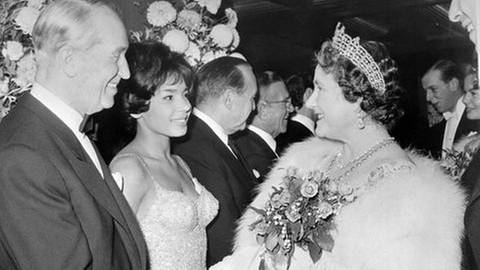 Shirley Bassey bei Queen Elisabeth II (1961) (Foto: IMAGO, Imago/United Archives -)