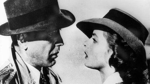 Humphrey Bogart als Richard 'Rick' Blaine und Ingrid Bergman als Ilsa Lund Laszlo blicken sich in dem Filmklassiker "Casablanca" von 1942 tief in die Augen (Foto: SWR, picture-alliance / dpa -)
