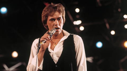 Schlagerstar Roland Kaiser singt in den 1980er Jahren bei einem Fernsehauftritt