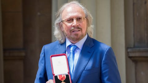 Sänger Barry Gibb von den Bee Gees, nachdem er von Prince Charles zum Ritter geschlagen wurde. (2018)