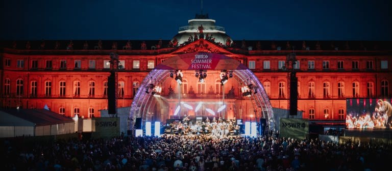 Giovanni Zarrella mit der SWR Big Band: die abendlich erleuchtete Bühne auf dem Schlossplatz (Foto: SWR, Ronny Zimmermann)