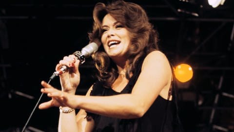 Schlagersängerin Wencke Myhre bei einem Auftritt in der Musiksendung ZDF-Hitparade in den 1970er Jahren