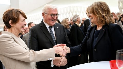 Schlagersängerin Wencke Myhre unterhält sich mit Bundespräsident Frank-Walter Steinmeier und seiner Frau Elke Büdenbender anlässlich der Verleihung des Bundesverdienstkreuzes