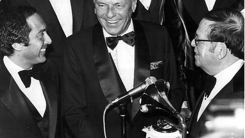 Frank Sinatra (m) erhält einen Musikpreis. Paul Anka (l) steht neben ihm. (Foto: IMAGO, Belga)
