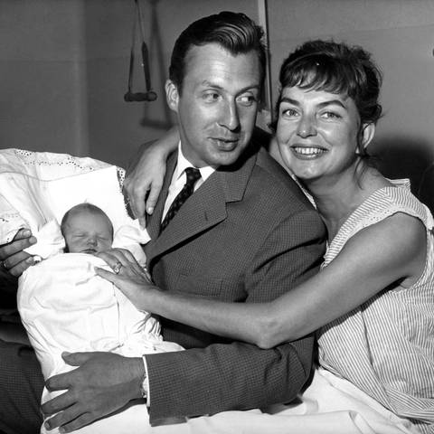 Schwarzweiß-Foto aus dem Jahr 1958: Entertainer Peter Alexander mit seiner Frau Hilde und seiner Tochter Susanne kurz nach der Geburt in einem Krankenhaus in Wien