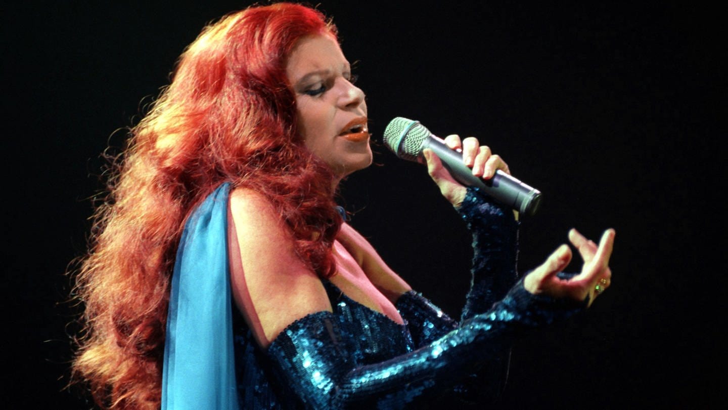 Die italienische Sängerin und Schauspielerin mit den roten Haaren Milva 