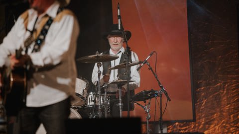 Die Country-Band Truck Stop beim GanzNah-Konzert auf dem SWR4 Festival in Hüfingen. Schlagzeuger und dienstältestes Bandmitglied Teddy hinter dem Schlagzeug. (Foto: SWR, Ronny Zimmermann)