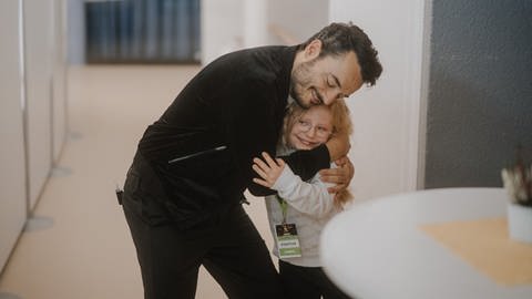 Giovanni Zarrella beim GanzNah-Konzert auf dem SWR4 Festival in Hüfingen. Giovanni begrüßt ein junges Mädchen und umarmt sie herzlich. (Foto: SWR, Ronny Zimmermann)