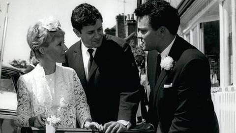 Petula Clark wurde ein Star: Auf dem schwarz-weiß Foto sieht man sie am Tag ihrer Heirat mit Claude Wolff, rechts Sänger Dickie Valentine (Foto: IMAGO, Imago -)