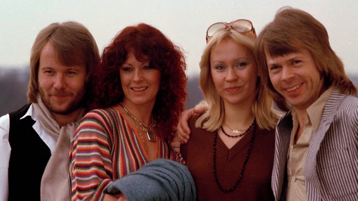 Mitglieder (v.l.n.r.: Benny Andersson, Anni-Frid Lyngstad, Agnetha Fältskog und Björn Ulvaeus) der schwedischen Popgruppe ABBA posieren zusammen. 1974 gewann die Gruppe den ESC mit ihrem Hit 