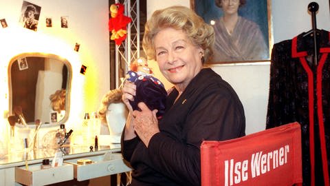 Ilse Werner in ihrem Schminkraum bei der Ausstellung "Eine Frau mit Pfiff". (Foto: dpa Bildfunk, picture-alliance / dpa | Achim_Scheidemann)