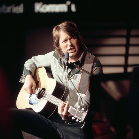 Country- und Schlagersänger Gunter Gabriel ("Hey Boss, ich brauch mehr Geld") bei einem Auftritt in der ZDF Hitparade in Berlin 1975 (Foto: IMAGO, Allstar)