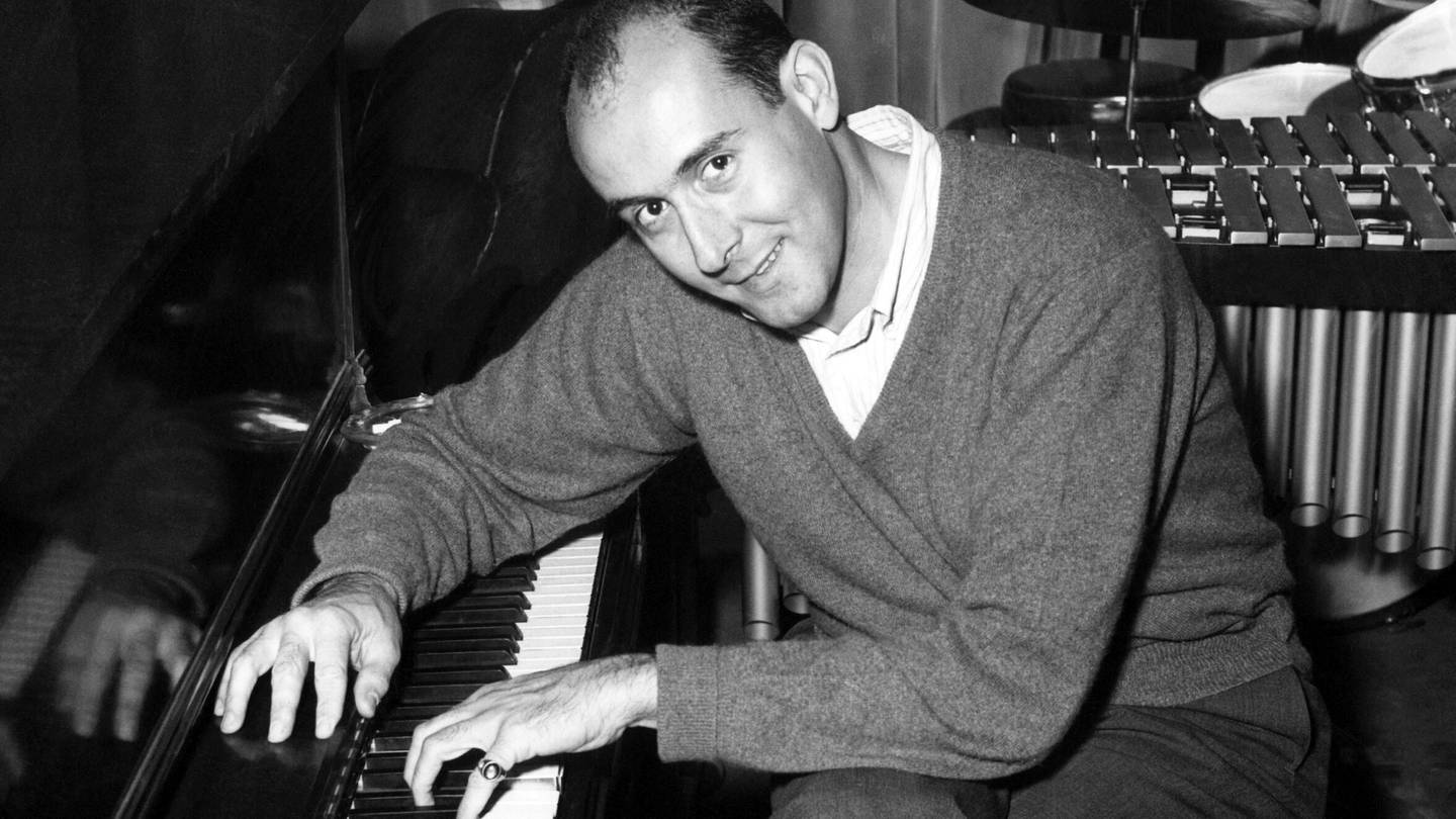 Henry Mancini wäre 100 Jahre alt geworden: Schwarzweiß-Aufnahme des Komponisten von Filmmusik wie 