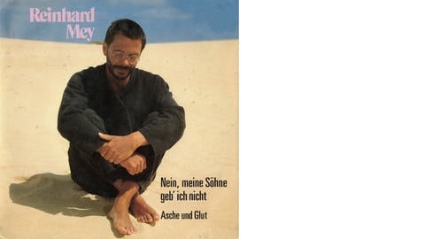 Auf dem Cover des Lied "Nein. meine Söhne geb' ich nicht" sitzt der junge Reinhard Mey Barfuß im Sand (Foto: SWR, Intercord (Coverscan))