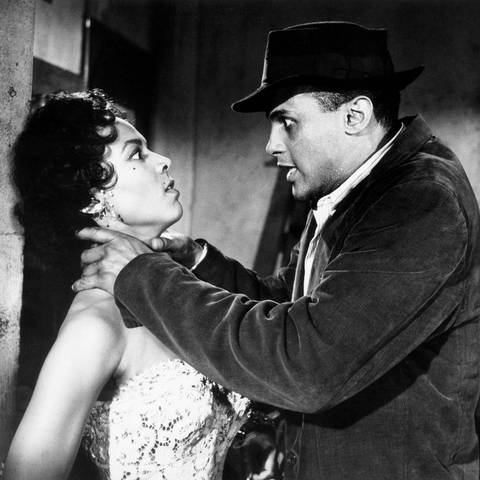 Harry Belafonte legt Schauspielerin Dorothy Dandridge in einer Szene des Films "Carmen Jones" (1954) die Hände um den Hals