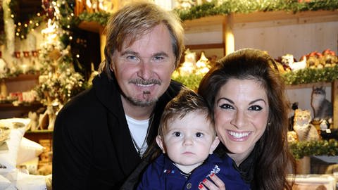 Nik P. postiert mit seiner damaligen Ehefrau Gaby und seinem Sohn Janik