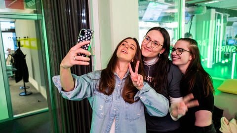 Schlagersängerin Vanessa Mai macht bei der neuen Wolkenfrei-Albumpräsentation Selfies mit zwei Fans. (Foto: SWR, Markus Palmer)