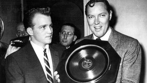 Bill Haley & The Comets erhalten eine Goldene Schallplatte für "Rock Around The Clock", die erste Platte, die sich in Großbritannien über eine Million Mal verkaufte. (Foto: picture-alliance / Reportdienste, picture alliance/United Archives | 91050/United_Archives/TopFoto)