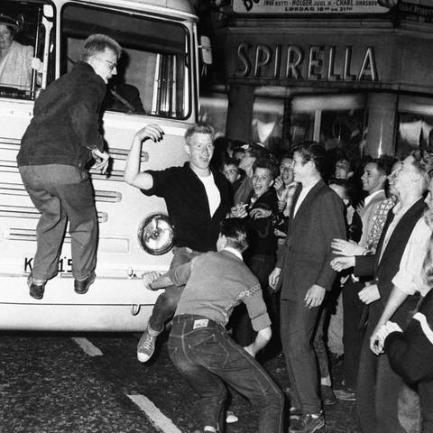 Die dänische Version der amerikanischen Rock'n'Roll Teenager bringen am 6. August 1957 einen Bus in der Kopenhagener Haupteinkaufsstraße Stroeget zum Stehen, nachdem sie den amerikanischen Film "Rock Around the Clock" gesehen haben.
