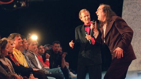 Schlagersänger Michael Holm und Schlager-Parodist Guildo Horn (r) überraschten das Publikum bei der Verleihung der "Goldenen Stimmgabel" 1997 in Ludwigshafen mit einem gemeinsamen Auftritt. 